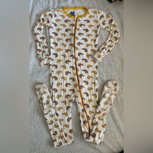 Size 6 Kickee pants footies.